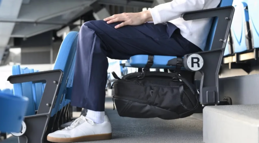 活用棒賽椅下空間 背包收納不占手也不占地