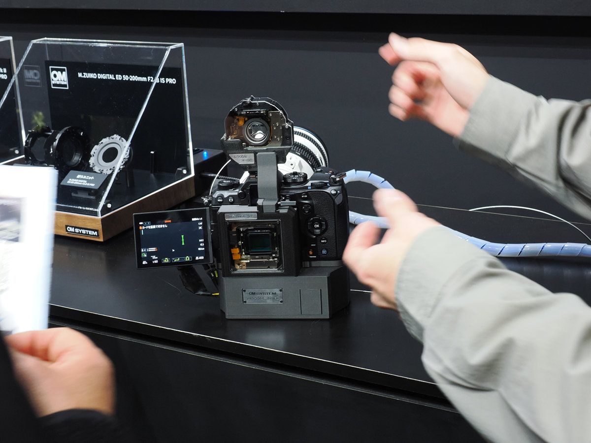 OM System改造一台可看到感光元件防手振與鏡頭防手振模組工作原理的特殊相機，讓民眾理解防手振如何運作
