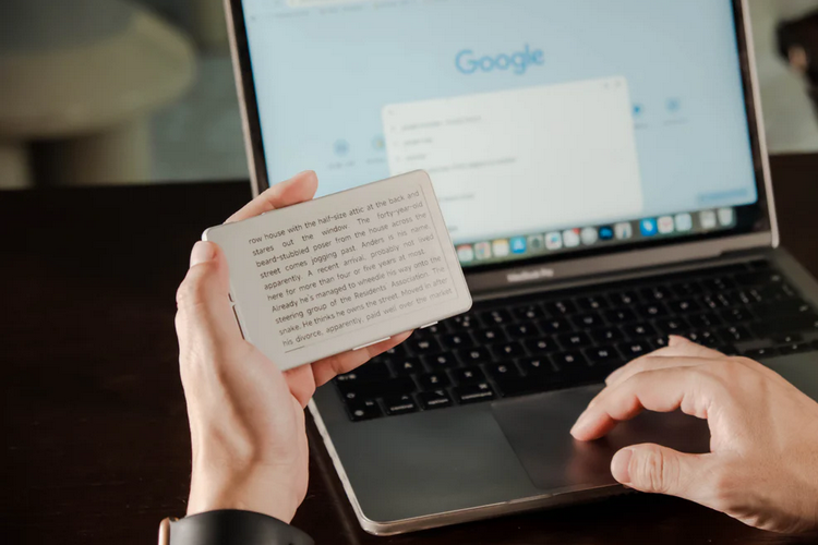 「小抄型」電子書閱讀器 只有手機一半大小