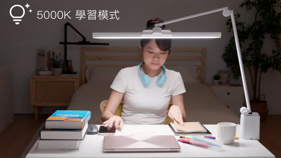 長時間盯螢幕，檯燈怎麼選？TIONE LED 護眼檯燈推薦。