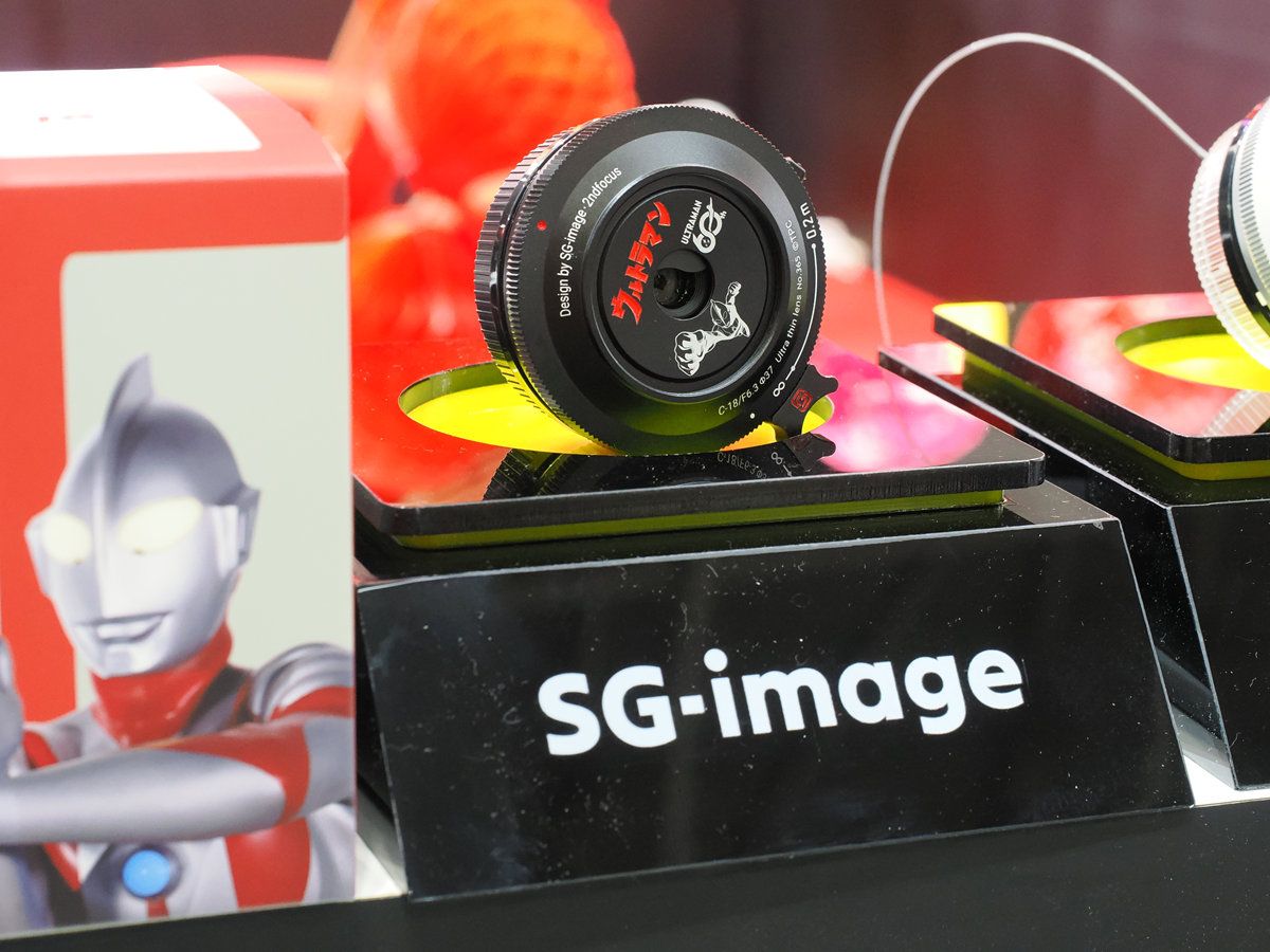 SG-image推出與超人力霸王聯名的18mm F6.3 60th ULTRAMAN-Limited Edition超薄定焦鏡，相容APS-C規格帶有特別版包裝