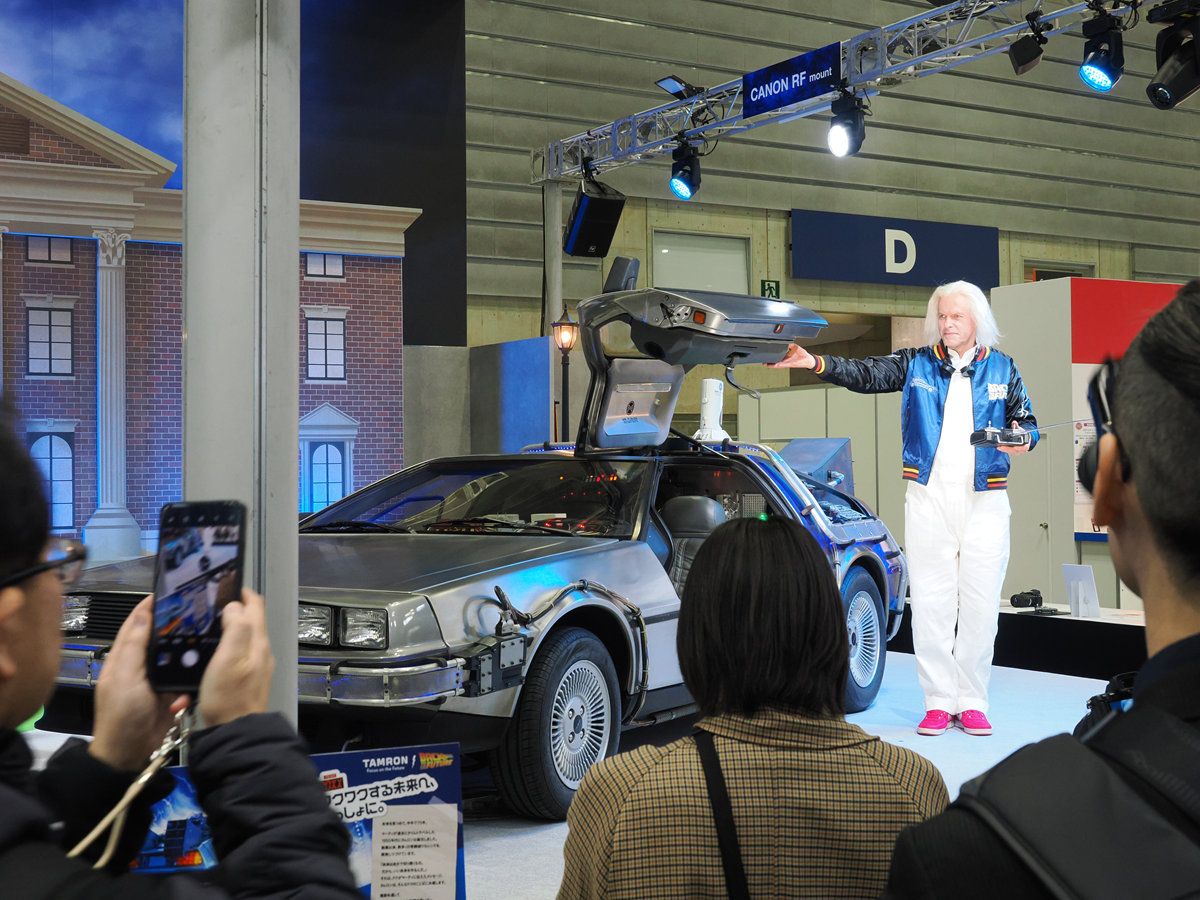 Tamron主打35-100mm F/2.8 Di III VXD人像專門鏡，展區結合電影回到未來還有迪羅倫時光機