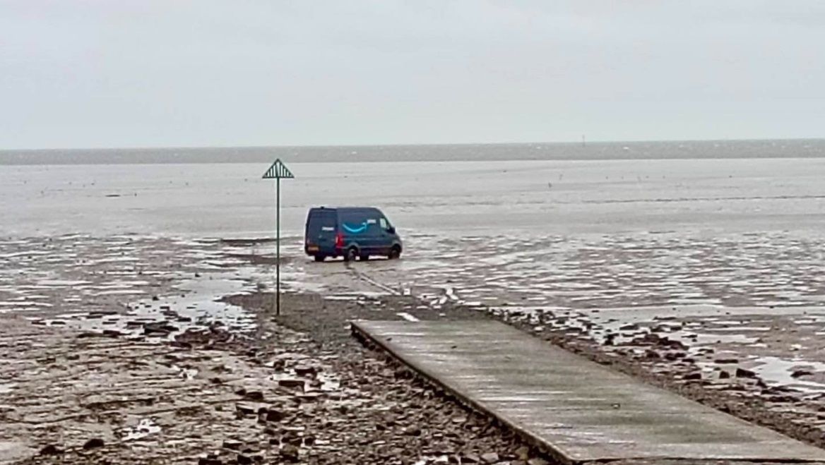 導航誤入危險古道 物流車慘遭滅頂