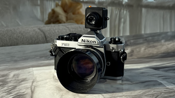 底片相機拍照的同時 這顆小方塊也默默幫你存了一份數位備份