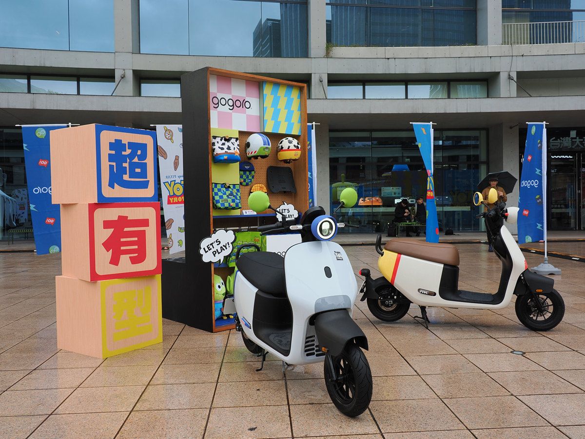 Gogoro攜手迪士尼推出Gogoro EZZY 500玩具總動員車款，融合巴斯光年、翠絲元素價格不變鎖定家庭客群