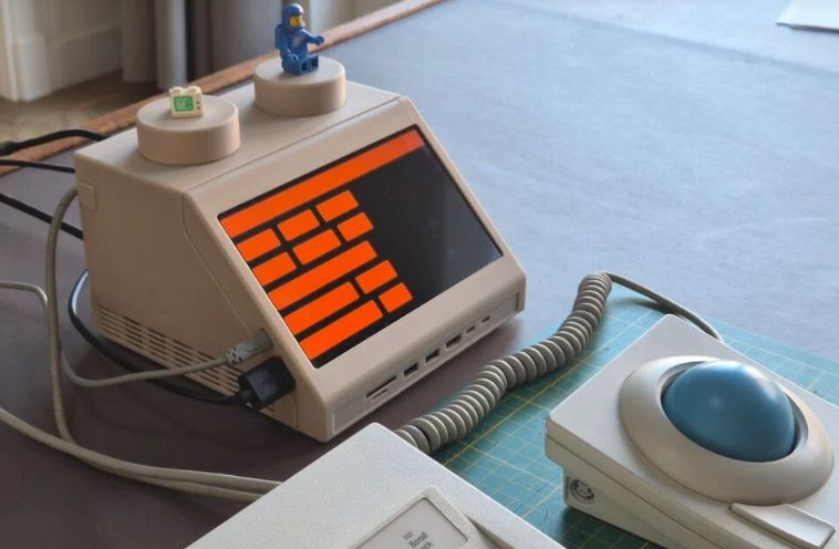 Mac mini 搬進巨大樂高 復古與科技的結合