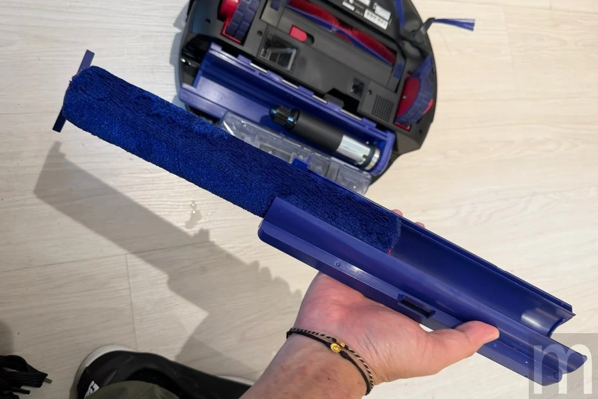 動手玩／Dyson Spot+Scrub Ai掃拖機器人：強悍吸力結合精準去汙，如何力抗石頭、追覓等強敵？