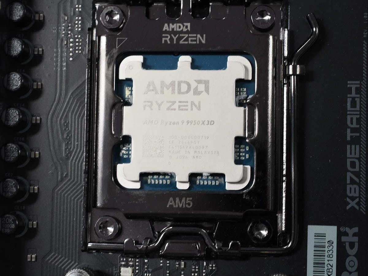 國外消費者以180美金買到Amazon消費者退貨的AMD Ryzen 9 9950X3D，打開包裝發現只有上面的鐵蓋