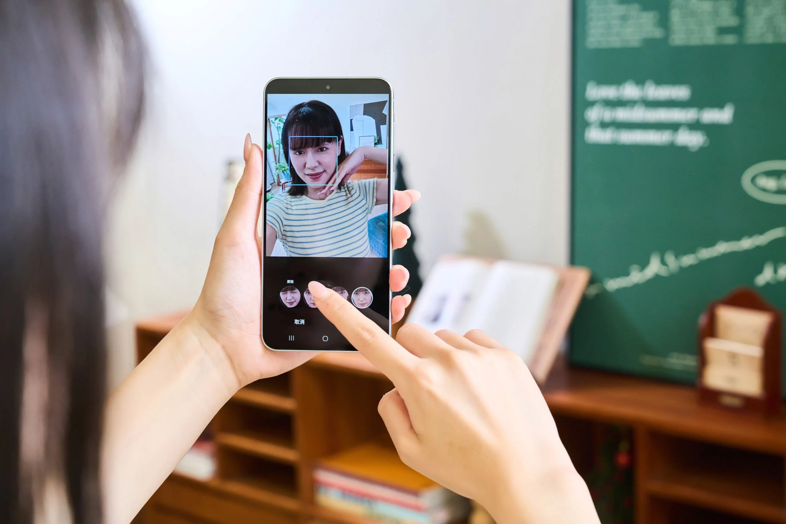 Model 拿著 Galaxy A57 5G 自拍使用最佳臉部表情功能情境照