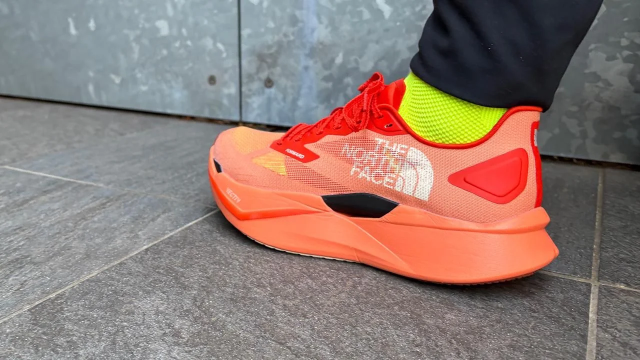 THE NORTH FACE 公路跑鞋 VECTIV FORWARD 開箱：越野跑鞋般的穩定感，能輕鬆跑完長距離。