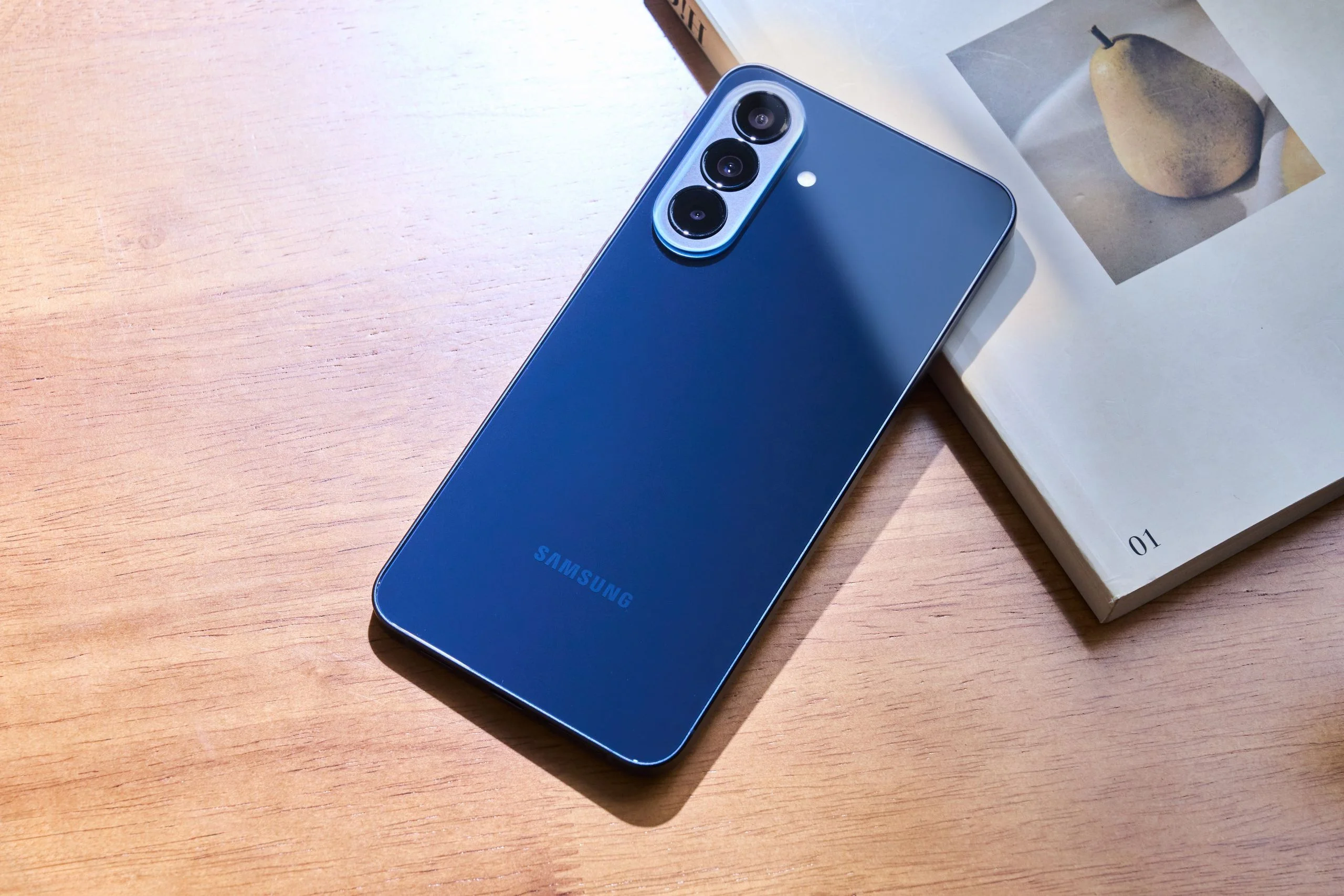 Galaxy A57 5G 雅痞藍玻璃機身質感情境照