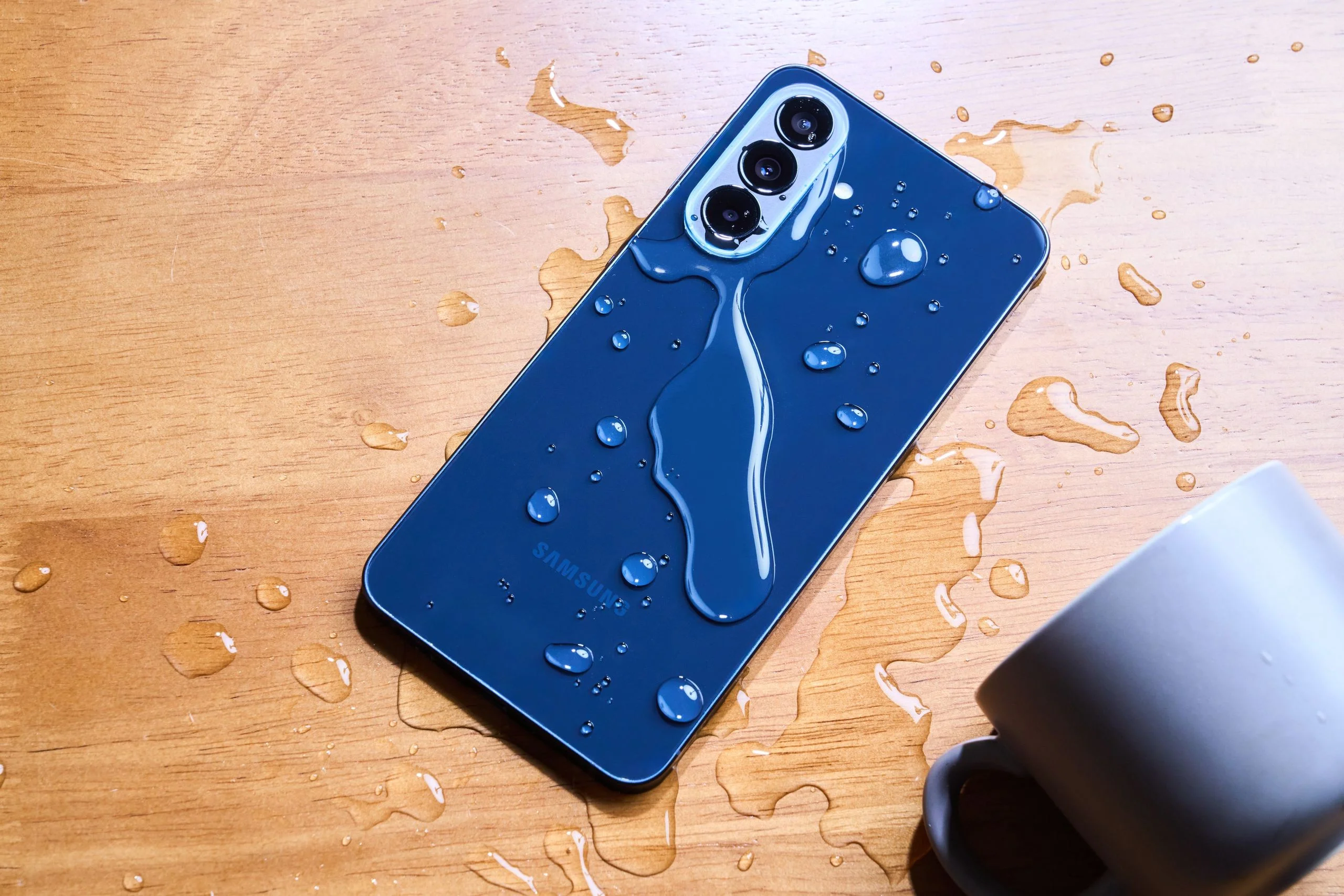 Galaxy A57 5G 放在桌上被水淋濕情境照