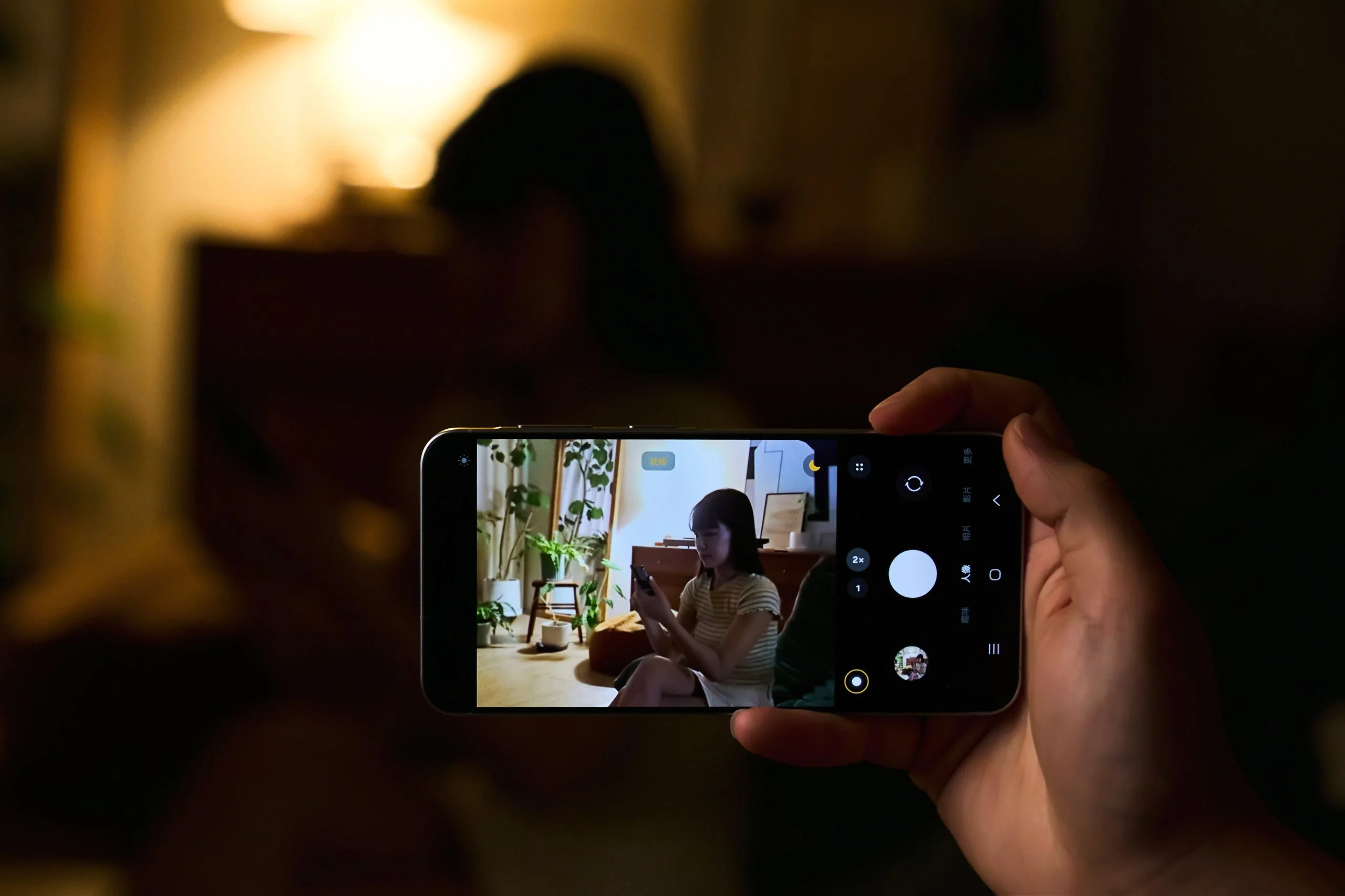 使用 Galaxy A57 5G 於昏暗室內拍攝 Model