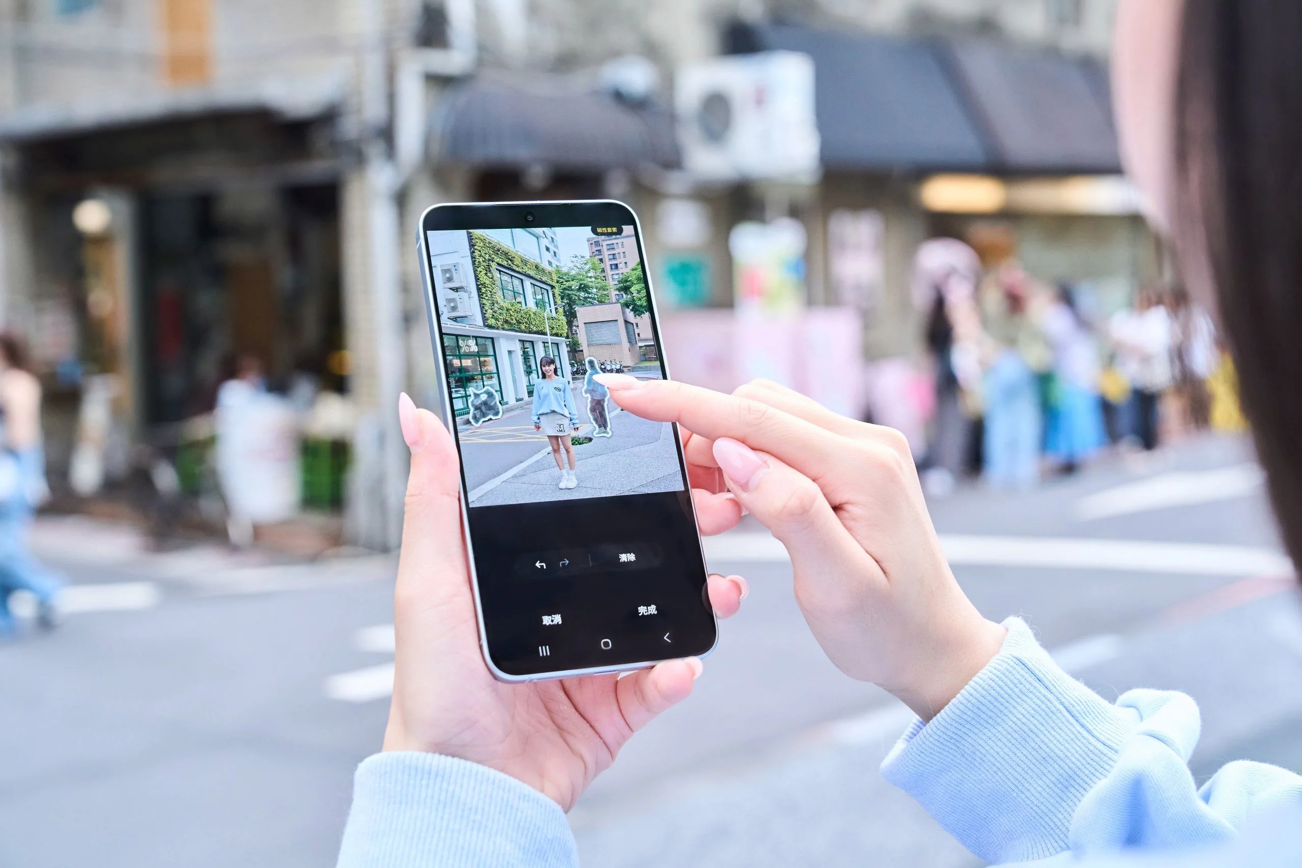 Model 在戶外使用 Galaxy A57 5G 編輯相片情境照