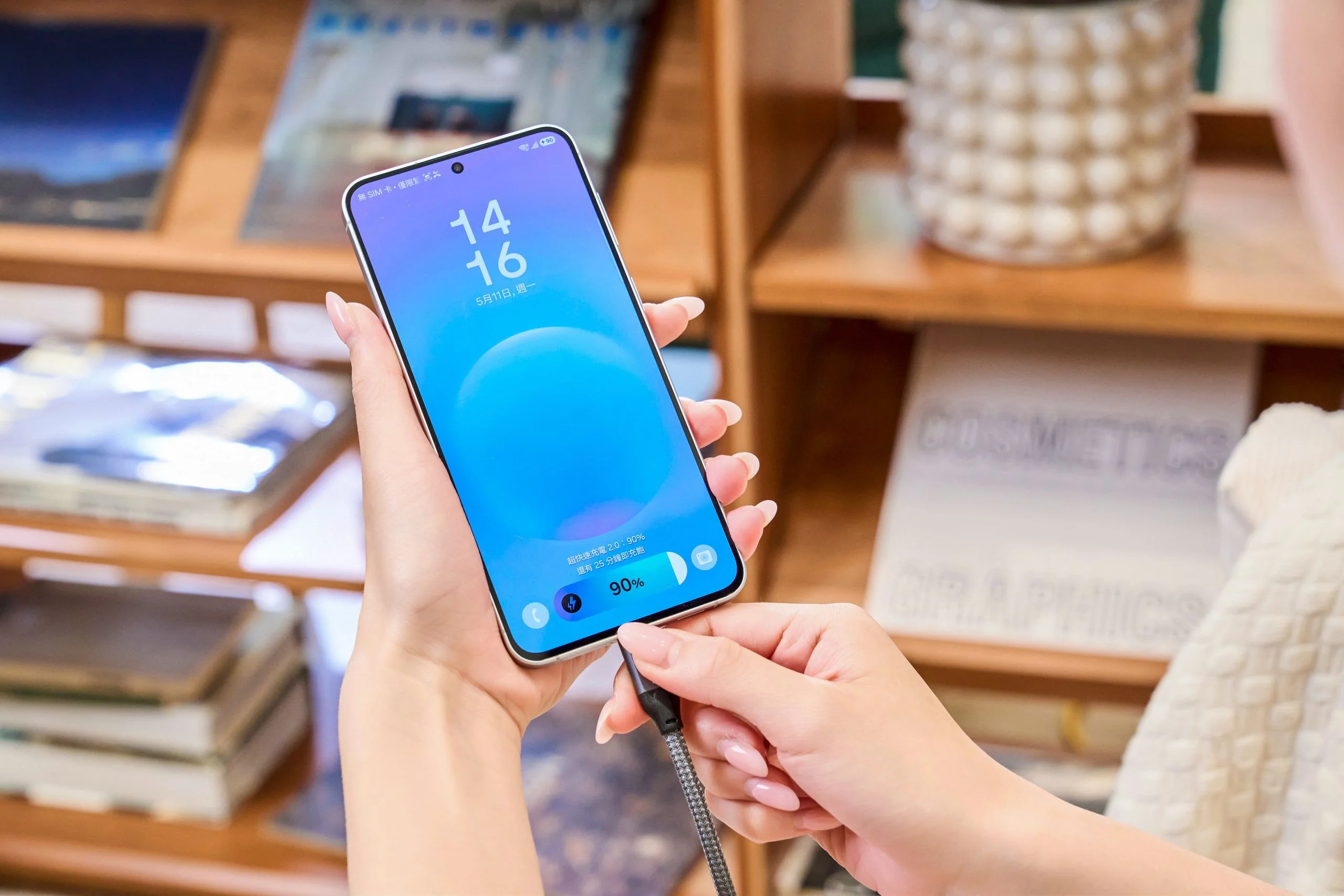 Model 使用 Galaxy A57 5G 快速充電示意照