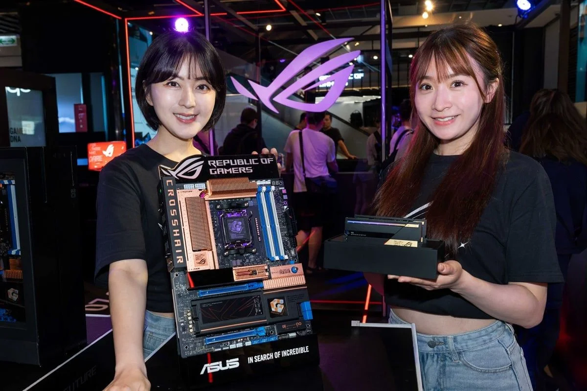 華碩ROG成軍20週年,展出向初代致敬的「ROG CROSSHAIR 2006」主機板、限量ARCANA記憶體
