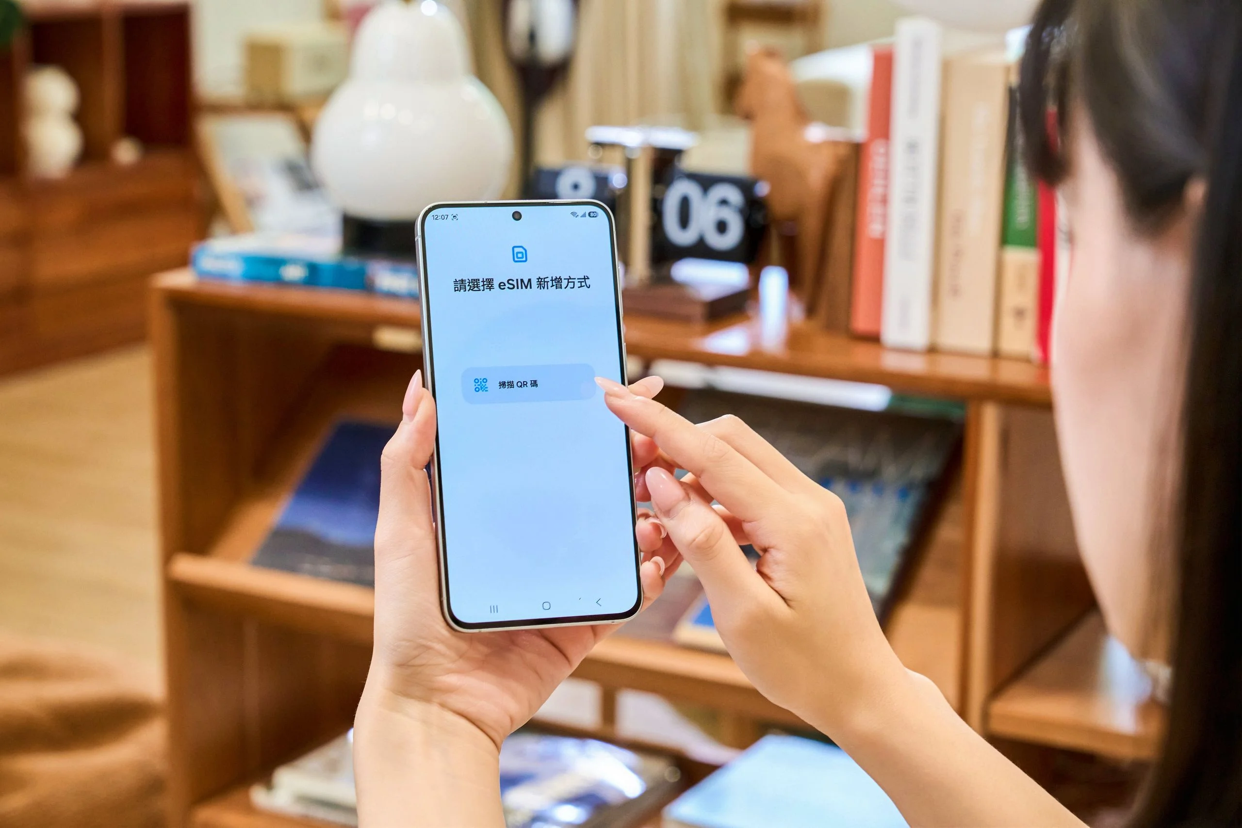 Model 使用 Galaxy A57 5G 設定 eSim 情境照