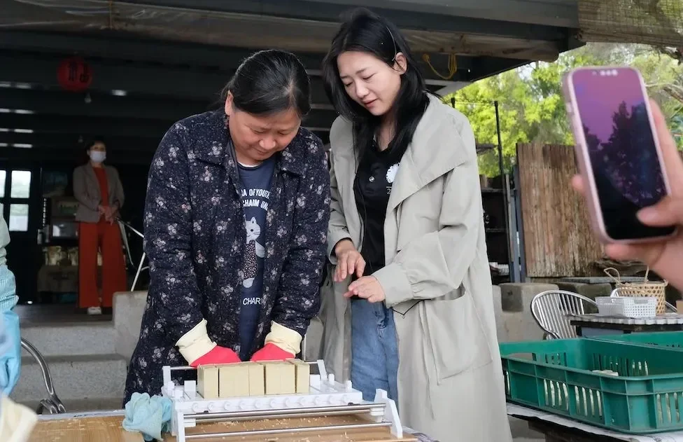 婷婷積極申請計畫、對地方婦女開課,甚至培力地方人才,用自己的行銷與溝通專長,慢慢在土地扎根。 婷婷積極申請計畫、對地方婦女開課,甚至培力地方人才,用自己的行銷與溝通專長,慢慢在土地扎根。