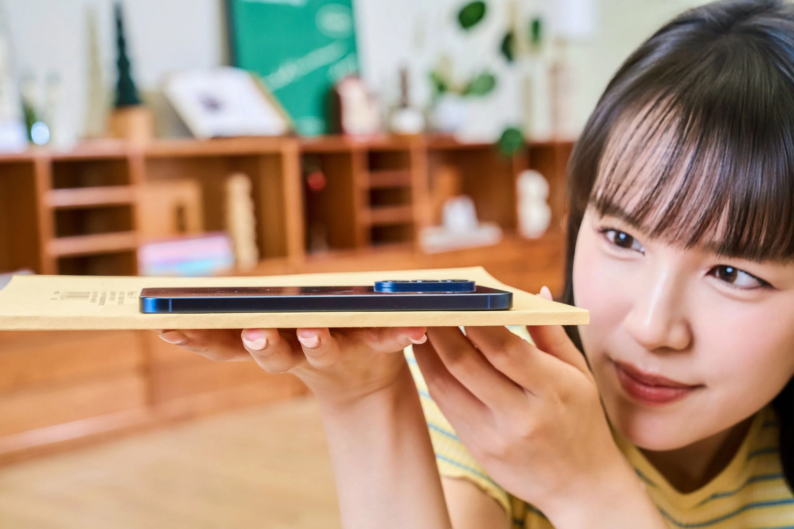 Model 展示 Galaxy A57 5G 雅痞藍機身超纖薄身段情境照