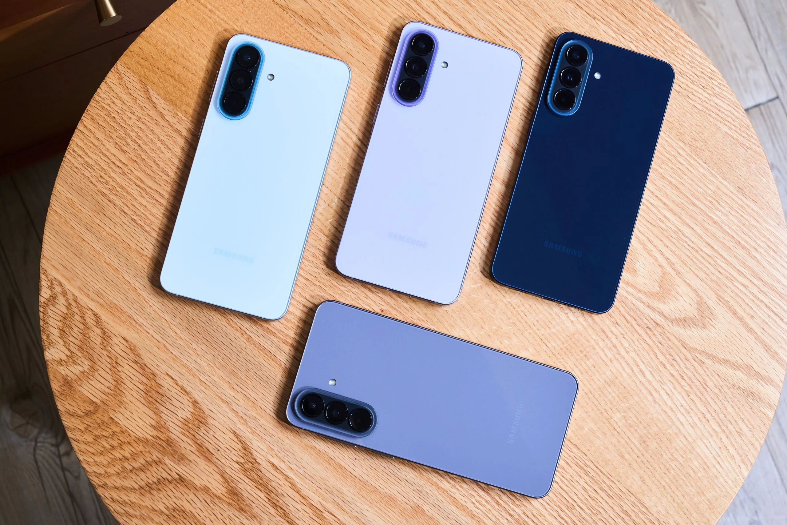 Galaxy A57 5G 雅痞藍、休閒藍、莫蘭紫與工裝灰 4 種顏色情境照