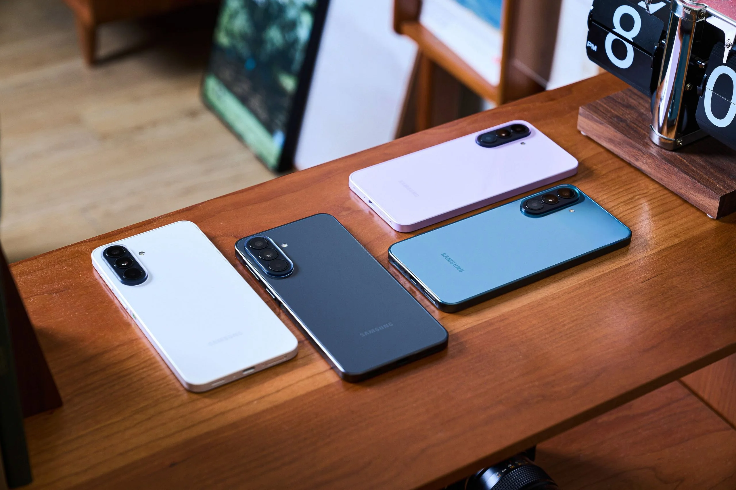 Galaxy A37 5G 甜酷紫、潮流灰、水洗綠與極簡白 4 種顏色情境照。