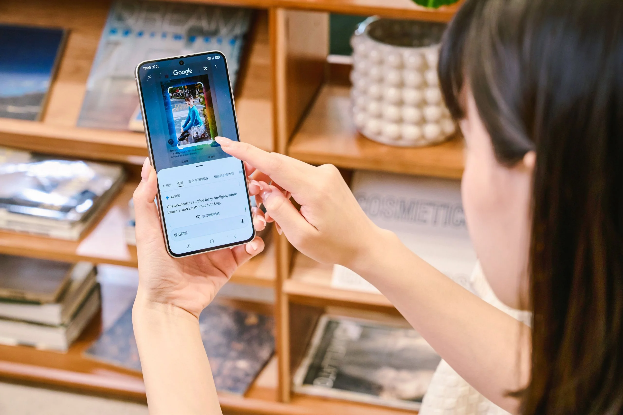Model 拿著 Galaxy A57 5G 使用搜尋圈功能情境照