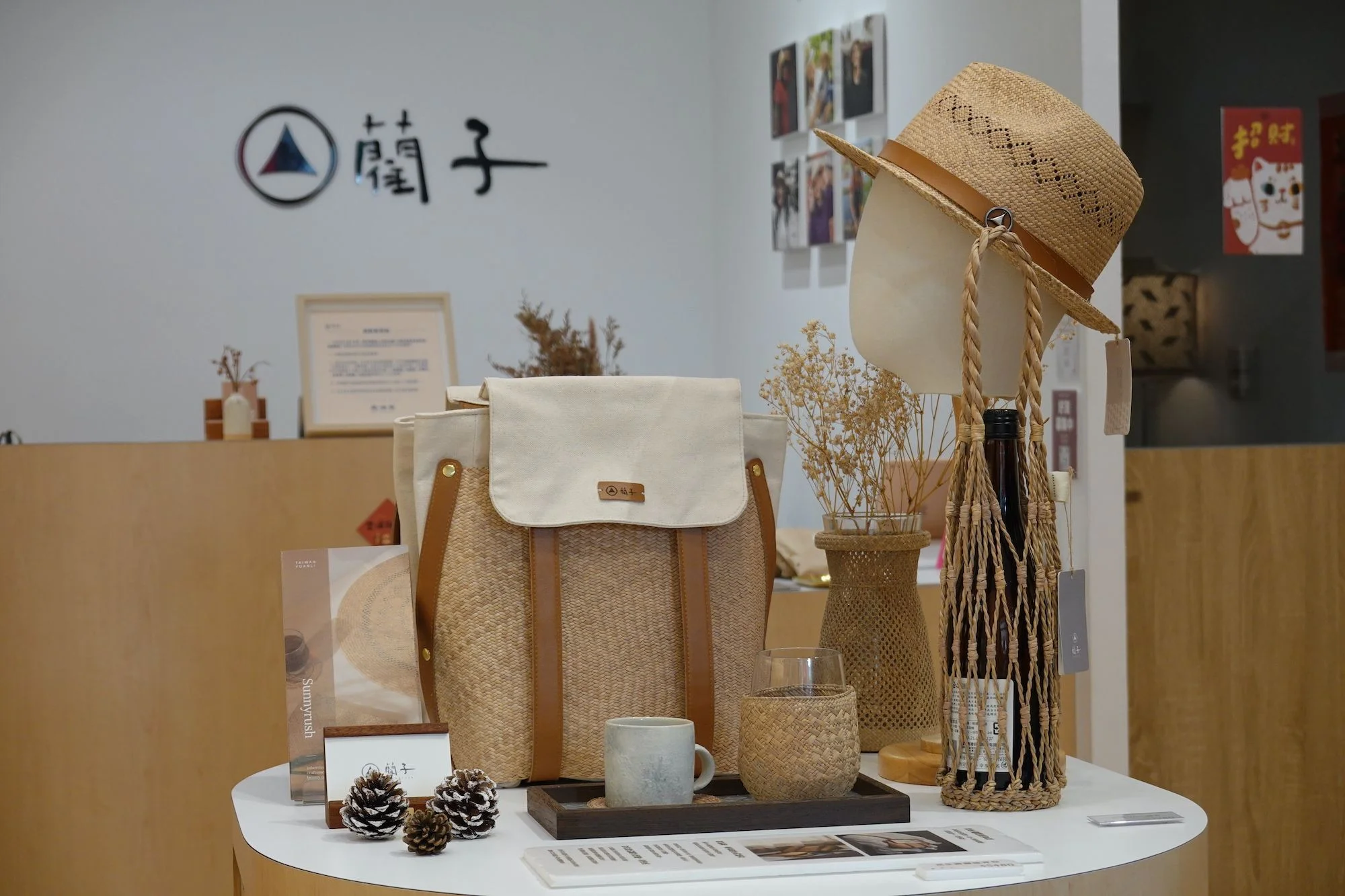 從藺草帽延伸而出的花瓶、吊飾、背包、飾品等,都是歷經10年經營後的逐漸多元擴大轉變。 從藺草帽延伸而出的花瓶、吊飾、背包、飾品等,都是歷經10年經營後的逐漸多元擴大轉變。