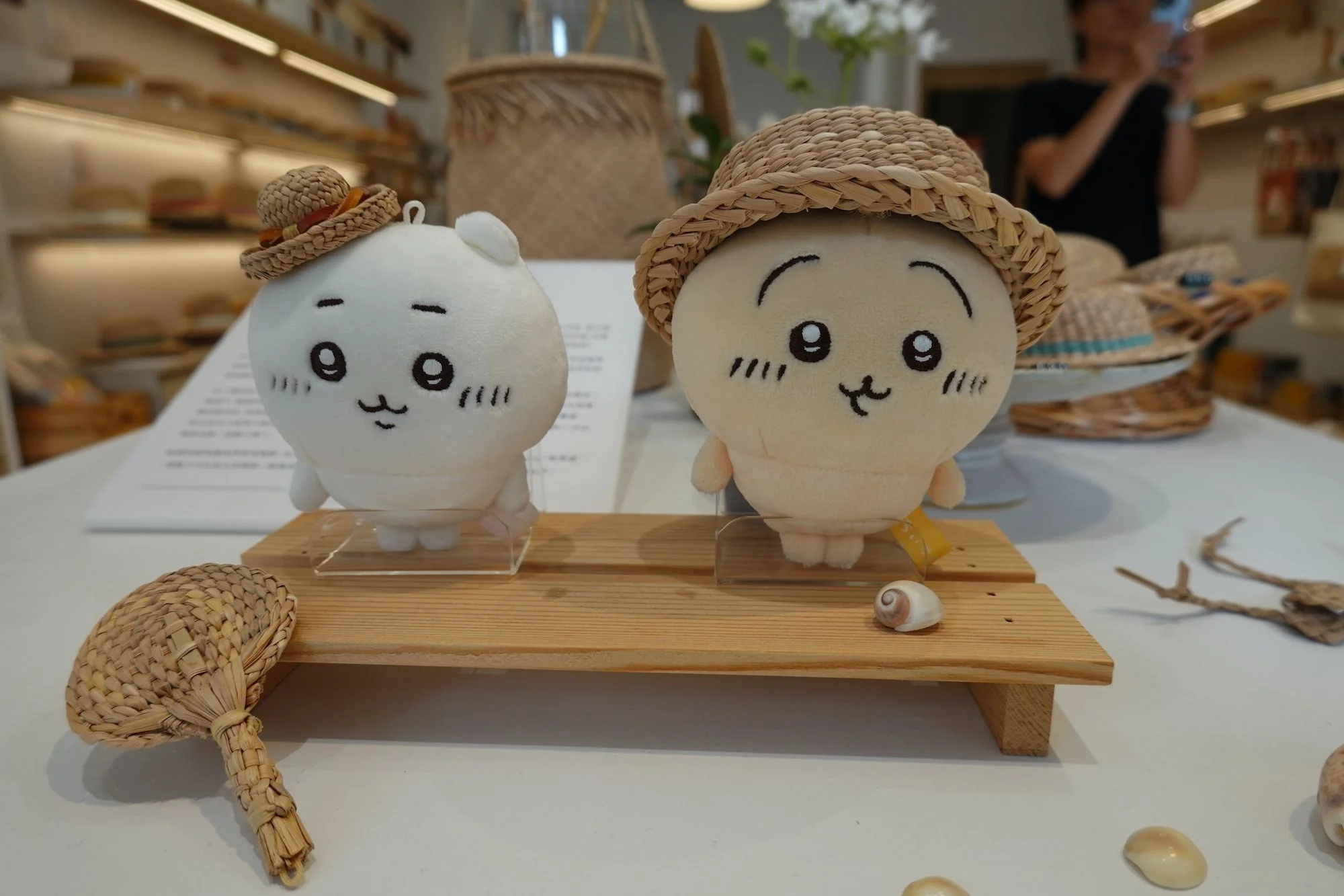 從草帽延伸出的小帽子、扇子,意外地跟時下娃娃包有了結合,在台北松菸快閃3個月的進駐時間裡,賣得極好。 從草帽延伸出的小帽子、扇子,意外地跟時下娃娃包有了結合,在台北松菸快閃3個月的進駐時間裡,賣得極好。