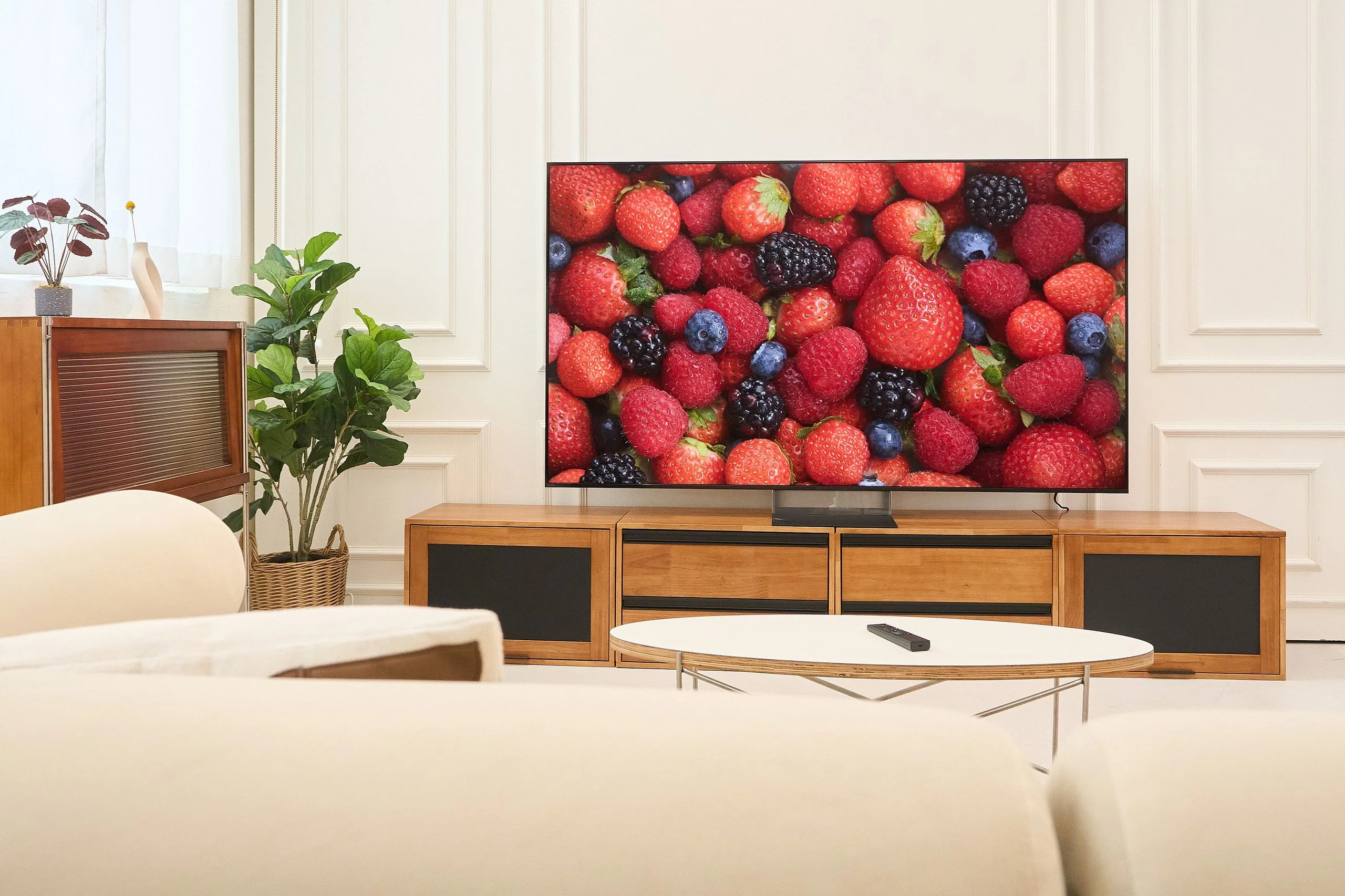Sony BRAVIA 推出的 True RGB 技術，透過紅、綠、藍三色 LED 背光獨立驅動，改變傳統 4K 電視在色彩純度、亮度表現與暗部細節上的限制。