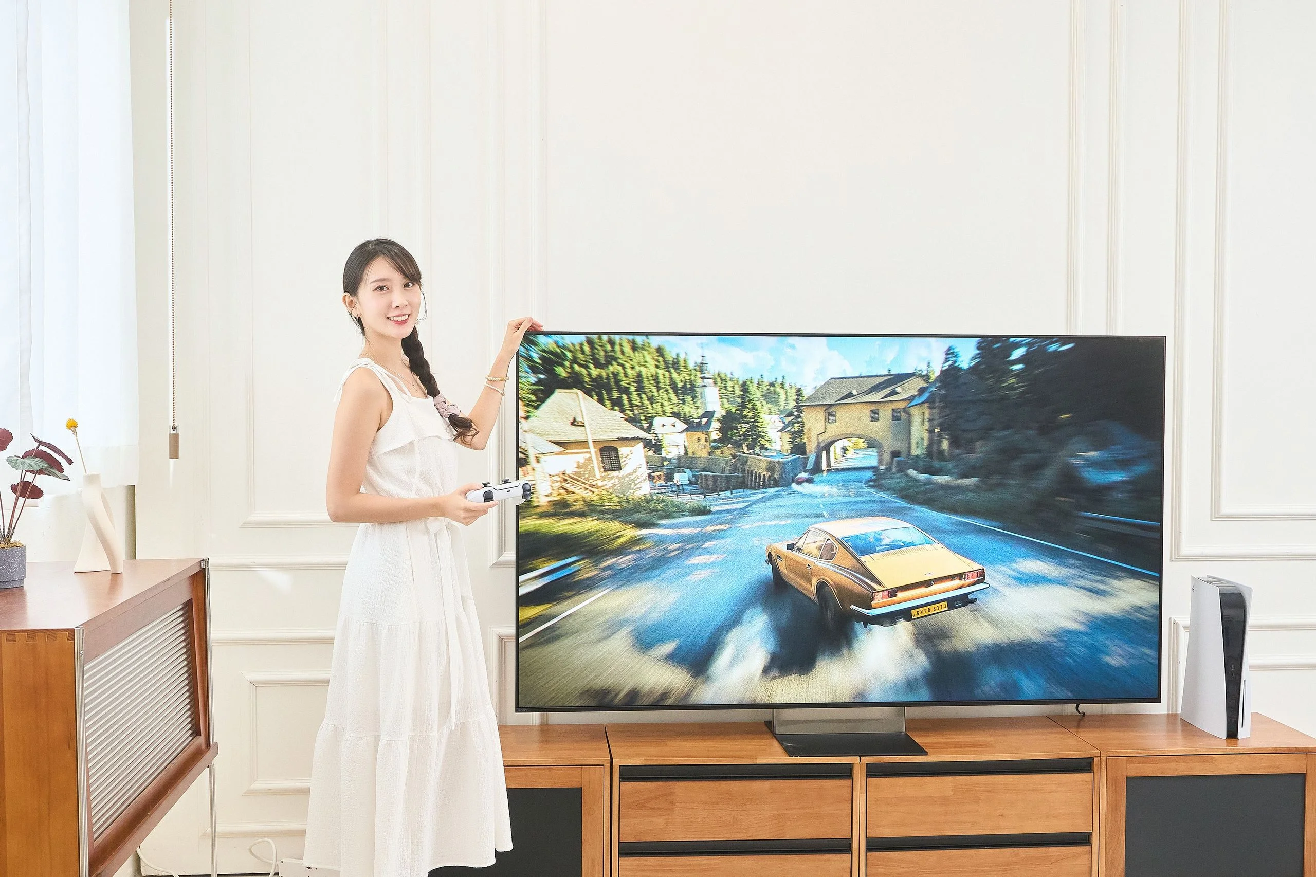 BRAVIA 9 II 搭載真黑抗反光技術，明亮環境觀看也不會看到自己或他人倒影、窗光等。