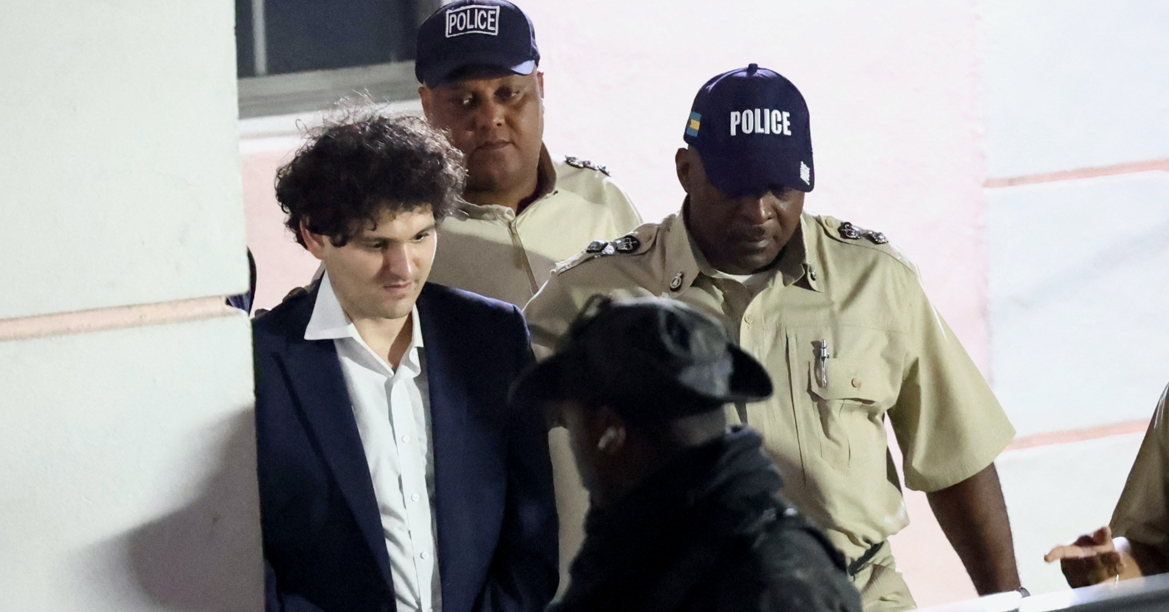 FTX 事件最新進度：SBF 2.5 億美元天價交保、同夥已承認詐欺罪！ - INSIDE