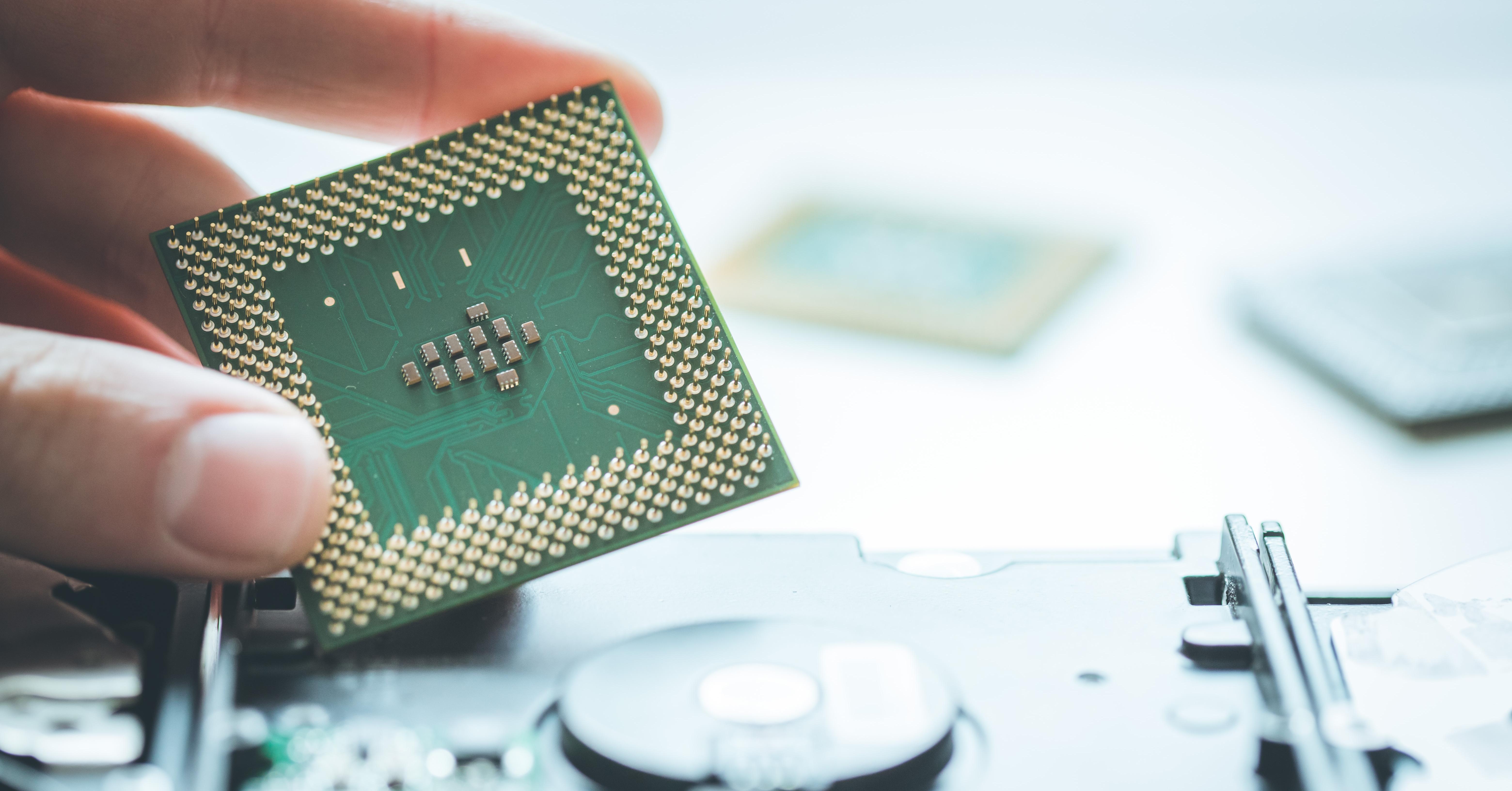 摩爾定律短短一周「死而復生」 各半導體廠爭論為哪樁？ - INSIDE