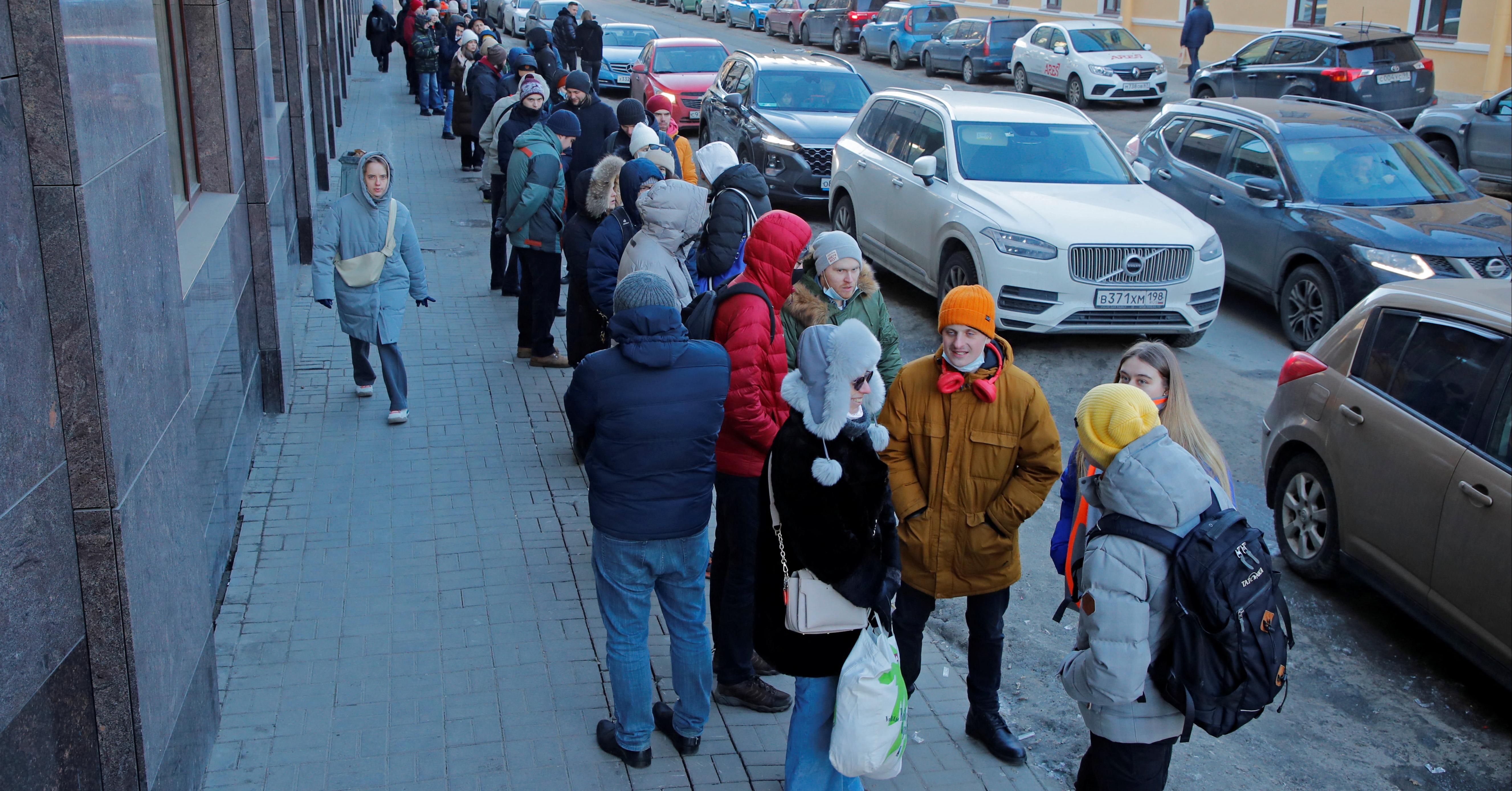 俄羅斯遭金融制裁爆ATM 擠兌潮！盧布兌美元重貶近3 成- INSIDE