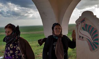 雅茲迪教 孔雀天使 Sanliurfa, Turkey - March 30, 2014 : Ezidi ( Yazidis ) women who weeps in cemetery of Mezra Ezidiye Village.Yazidis ar