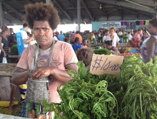 索羅門中央市場的婦女菜販