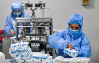 今年1月底趕製口罩的新疆工廠。