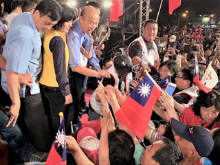 高雄市長韓國瑜(左3)27日現身挺韓大會師活動現場
,受到大批韓粉熱情簇擁,現場「選總統」呼聲不斷。
中央社記者程啟峰高雄攝 108年4月27日