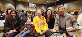 今非昔比，如今加拿大政治人物不會避諱與台灣政界
代表和僑界領袖互動。駐溫哥華辦事處長劉立欣（右
2）和前僑務委員李重義（右1）和本拿比市長侯邁豪
（中）等人合影。中央社記者程愛芬溫哥華攝  113年2月18日