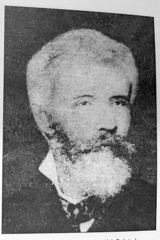 沙克船長中年照。