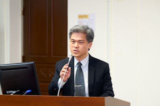 教育部國民教育署署長彭富源表示未來教育部將與各縣市的1192所偏鄉學校討論師資留任問題。/ Photo Credit:《偏遠地區學校教育發展條例》修法公聽會大會提供