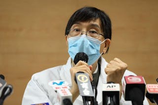 武漢肺炎確診增至14個案 1人危殆 袁國勇：政府必須減關口人至最低