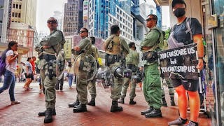 單獨示威者被防暴警察小隊包圍──大衞與哥利亞 Lone Protester vs Riot Police Squad – David vs Goliath