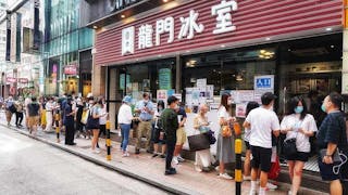 泛民初選現長龍 無懼警搜民研打壓 Long Lines at Democrats’ Primary Undaunted by Police Threats