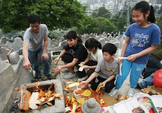 本港新型肺炎確診增至131宗 政府籲市民避免清明節正日拜祭