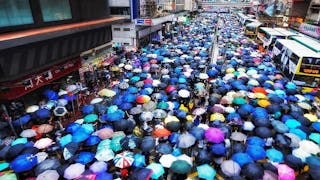 無懼緊急法禁蒙面及風雨 戴口罩人潮逼爆港島 Protesters Defy Emergency Mask Ban and Rain – Flooding Hong Kong Streets