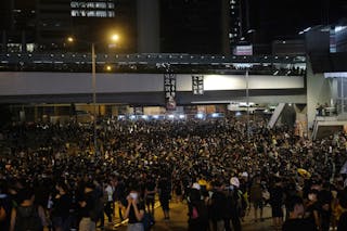 民陣雨中集會站滿維園 示威者晚上圍堵政總