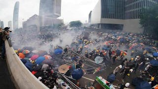 雨傘運動2.0 警狂射子彈催淚彈 Umbrella Movement 2.0 Tear Gas Shrouds Admiralty