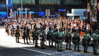 中環快閃 逾千上班族與防暴警對峙 Over 1000 Office Workers Confront Riot Police in Central Flashmob