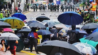 三罷第二日 示威者與防暴警中環對峙 Protesters Confront Riot Police in Central on Day 2 of General Strike