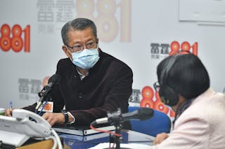 財政預算宜順民情 派錢加稅並行不悖